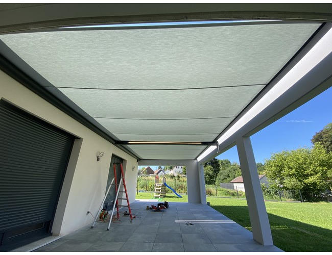 Pergola Aliz&eacute;
Une pergola avec un coffre de protection solaire r&eacute;tractable