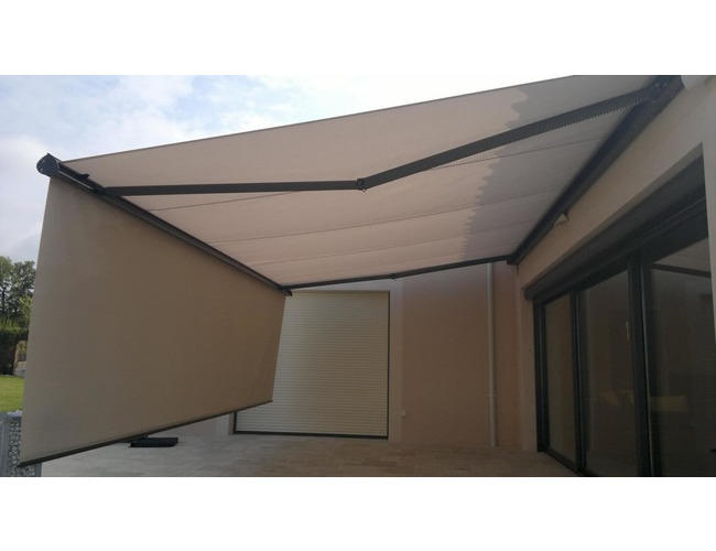 OCEANIA
Banne cassette aux lignes raffin&eacute;es qui se distingue par son lambrequin enroulable int&eacute;gr&eacute; et prot&eacute;g&eacute; dans la barre de charge et par son &eacute;clairage &agrave; LED int&eacute;gr&eacute; aux bras