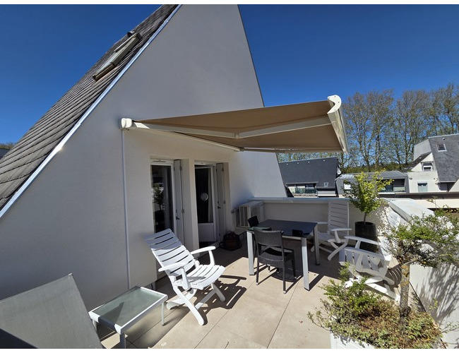 Store banne Antalya
Store banne Antalya, une solution au design raffin&eacute;, id&eacute;ale pour loggias, balcons et terrasses. Gr&acirc;ce &agrave; sa conception innovante et &agrave; la pr&eacute;cision de ses bras, elle offre une excellente fiabilit&eacute; et une grande robustesse dans le temps. Une banne pens&eacute;e pour allier &eacute;l&eacute;gance et performance au quotidien.