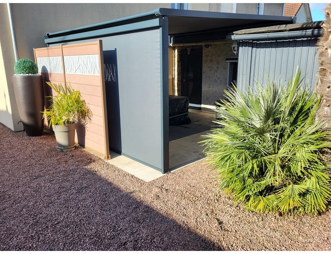 Pergola Aliz&eacute;o
Pergola Aliz&eacute;o, une pergola &agrave; la fois &eacute;l&eacute;gante et modulable, pens&eacute;e pour s&rsquo;adapter &agrave; toutes vos envies d&rsquo;am&eacute;nagement ext&eacute;rieur. Gr&acirc;ce &agrave; sa conception innovante et sa structure robuste, elle assure une excellente r&eacute;sistance au vent et &agrave; la pluie, tout en offrant un confort optimal au quotidien. Une solution id&eacute;ale pour profiter pleinement de votre terrasse, en toute saison.