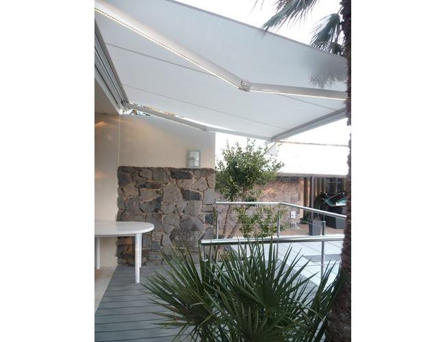 Store banne &agrave; coffre HERMES
L'HERMES LUMINA LED est aussi belle de jour que de nuit. Son &eacute;clairage incorpor&eacute; permet l'utilisation de cet espace de vie lors de vos soir&eacute;es