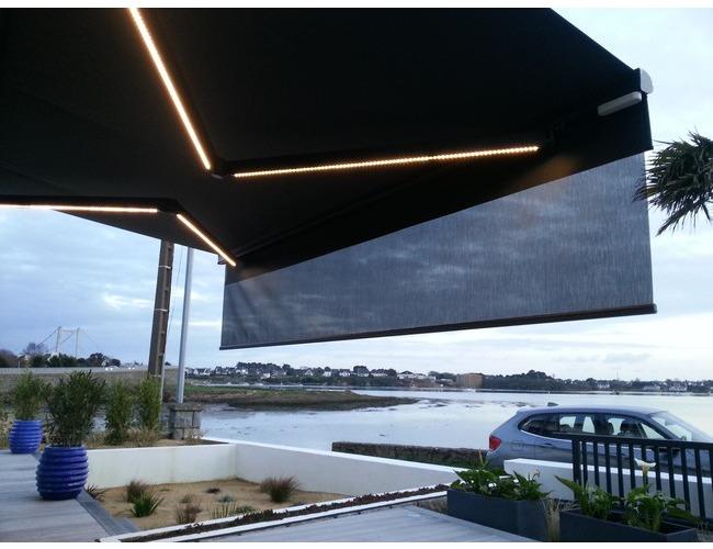 Store banne cassette OCEANIA
D&eacute;roul&eacute;, la toile de son lambrequin am&eacute;liore le confort aux heures o&ugrave; le soleil est bas. Equip&eacute;e de bras LAE, elle saura vous &eacute;clairer jusqu'au bout de la nuit.