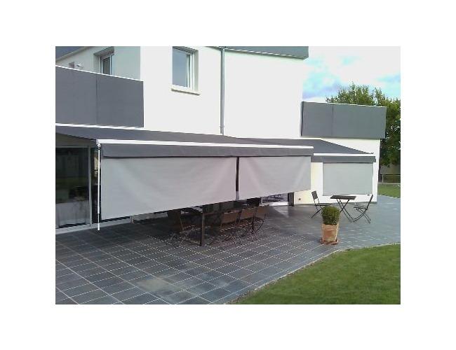 Store banne &agrave; cassette OCEANIA
D&eacute;roul&eacute;e, sa toile du lambrequin am&eacute;liore le confort aux heures o&ugrave; le soleil est bas