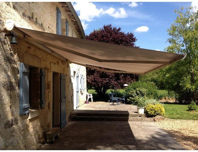 Store banne coffre HERMES Lumina LED
Pratique, elle poss&egrave;de une commande &agrave; distance qui vous permet d'agir &agrave; distance sur votre banne et l'&eacute;clairage de votre terrasse