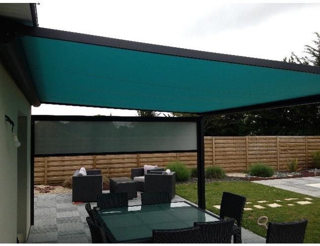 Pergola AlLIZE SUR PIEDS avec fermeture lat&eacute;rale par un SOLIZIP
Solution de protection solaire r&eacute;tractable par enroulement avec SOLIZIP pour une meilleure r&eacute;sistance au vent (syst&egrave;me brevet&eacute;)