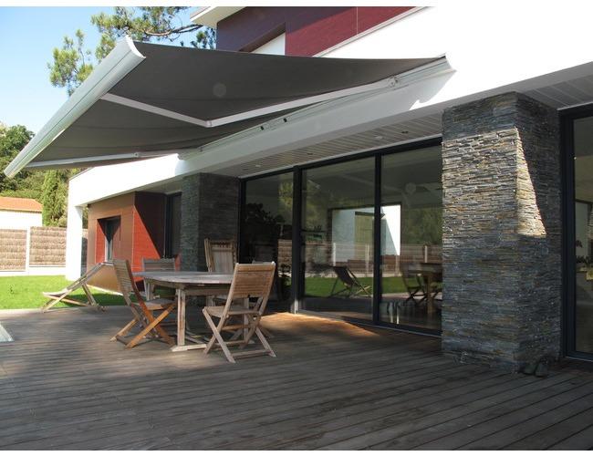 Store banne coffre HERMES
La banne coffre HERMES, c'est la protection in&eacute;galable lors des journ&eacute;es ensoleill&eacute;es ou des soir&eacute;es d'&eacute;t&eacute;