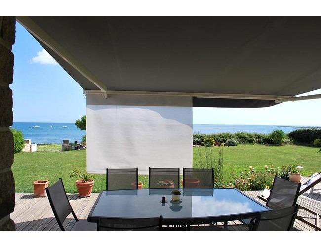 Store banne cassette OCEANIA
D&eacute;roul&eacute;e, la toile du lambrequin am&eacute;liore le confort aux heures ou le soleil est bas