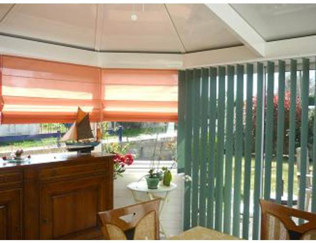 Store int&eacute;rieur BATEAU
Les plis invisibles lorsque le store est baiss&eacute;, se forment lorsqu'on le remonte, cr&eacute;ant un d&eacute;cor sobre et &eacute;l&eacute;gant.