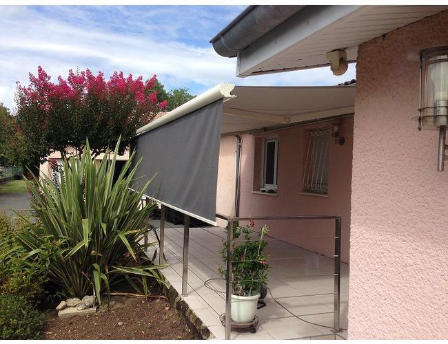 Store banne cassette OCEANIA
D&eacute;roul&eacute;e, la toile du lambrequin am&eacute;liore le confort aux heures o&ugrave; le soleil est bas