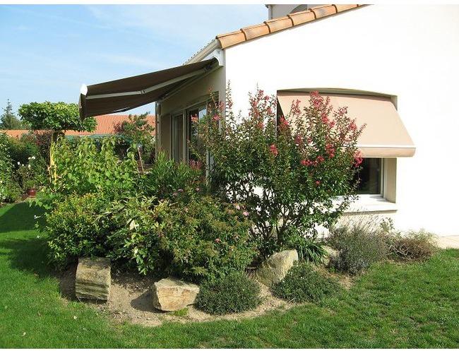 Store &agrave; l'italienne SOLISTOR
Id&eacute;al pour les petites ouvertures. Il embellit les fen&ecirc;tres et les met en valeur gr&acirc;ce &agrave; sa dynamique de coloris. Il offre une excellente protection solaire