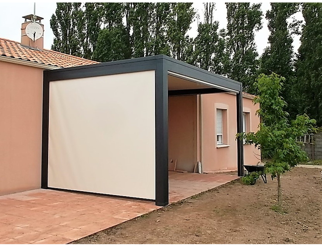 Pergola PERGO&rsquo;KLIM INTEGRAL 150 et store SOLI&rsquo;ZIP
Pergola avec lames orientables et r&eacute;tractables et SOLIZIP pour une meilleure protection au vent (syst&egrave;me brevet&eacute;)