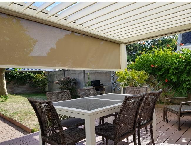 Pergola Bioclimatique  PERGO' KLIM
Avec lames orientables et r&eacute;tractables et &eacute;quip&eacute;e de stores PERGO'ZIP.