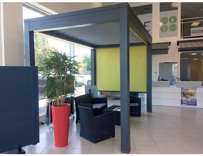 Pergola bioclimatique PERGO'KLIM avec SOLIZIP
Equip&eacute;e de son store lat&eacute;ral PERGOZIP, pour une meilleure r&eacute;sistance au vent (syst&egrave;me brevet&eacute;)