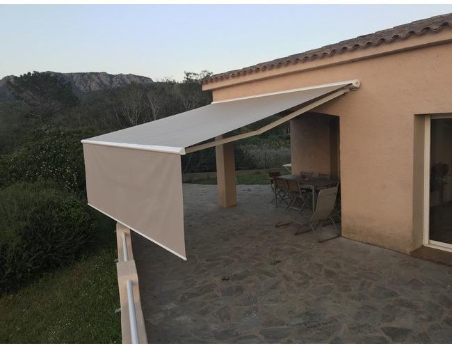 Store banne &agrave; coffre OCEANIA
Ce store banne &eacute;quip&eacute; d'un lambrequin enroulable vous permettra de profiter de votre terrasse &agrave; l'heure o&ugrave; les rayons du soleil sont les plus bas